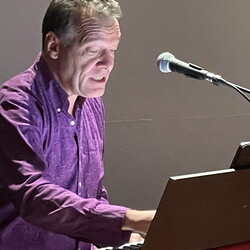 BREAK EDEN. Ges?nge von Sirenen. H?RSPIEL, KULTUM, 1. Dezember 2023  Text, Lesung: Lisa Spalt Komposition: Clemens Gadenst?tter  Interpret*innen: Anna Claire Hauf | Stimme Ernst Surberg |  Keyboards  Foto: KULTUM/J. Rauchenberger