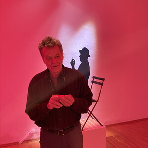 Henry Jesionka vor seinen Ausstellungsobjekten von 'FLEEING SHADOWS'Foto: J. Rauchenberger