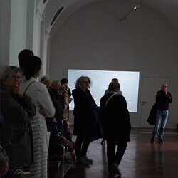 Lange Nacht der Kirchen, 23. Mai 2025: Kurator Johannes Rauchenberger führt durch die Ausstellung 'NUN MEHR – MEAN TIME' von Maaria Wirkkala