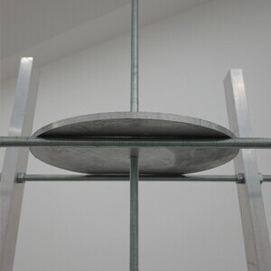 Michael Kienzer: Korsett, 2013, 206x127x60 cm, verschiedene Materialien (Aluminium, Stahlgewindestangen, Holzverbund, Sessel mit Stahlrohr), KULTUMUSEUM Graz, Sammlung Wolfaus: Michael Kienzer & Anneliese Schrenk: 'Was tun Skulpturen ohne Aufsicht?