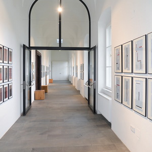 Peter Angerer: „Öffnungen“, 2020,Grafikunikate (Flachdruck), Papierformat je 59,4 x 42cm; Linke Seite: „Ahnung“, 2019, Grafikserie/Unikate, 15 Arbeiten, Monotypie, Text, Zeichnung, je 40cm x 30cm