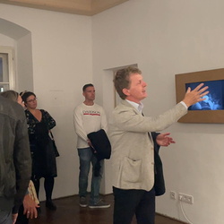 Führung mit Kurator Johannes Rauchenberger durch die Ausstellung 'Auslöschung' von Zlatko Kopljar