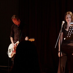 DIE H?HLENK?RPEREin poetisches Konzert mit Laure Gauthier (Text)& Olivier Mellano (Musik)Freitag, 28. April 2023, 19 UhrKULTUM [Im Cubus], Ein Abend in Kooperation mit der Kulturvermittlung Steiermark und der Literaturzeitschriftmanuskripte.Fo