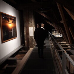                                 Kurator Johannes Rauchenberger mit Adrian Paci in der Ausstellung 'Gott hat kein Museum' am 19.3.2026