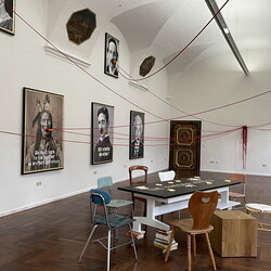 Aufbau der Ausstellung: Zenita Komad: NIE WIEDER KRIEG!KULTUM MUSEUM Graz, J?nner 2024Foto: KULTUM/Aufbauteam