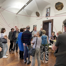 Lange Nacht der Kirchen 2024_'Nie wieder Krieg!'_Zenita Komad_Kuratorenführung. Foto: KULTUM