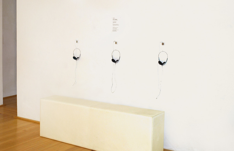 Quadraturen III („Wirklichkeit“). PORTRAITMEINE R ELTERN, 2006, Endlos-Schleife für 2 Selbstspielklaviere, in Zusammenarbeit mit Winfried Ritsch, links: Aufnahme aus der Uraufführung am 6. Mai 2006 beim Symposium „KUNST ZU GLAUBEN“ anlässlich des 70. / Peter Ablinger