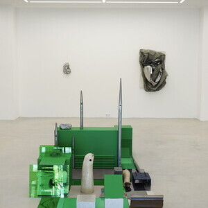Michael Kienzer: „Melted into the surroundings Vol. 12“ 2023,  verschiedene Materialien, Courtesy des Künstlers  aus: Michael Kienzer & Anneliese Schrenk: 'Was tun Skulpturen ohne Aufsicht?', KULTUMUSEUM im Spiegelgitterhaus Gleisdorf, 22. Mai bis 31