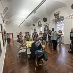 Lange Nacht der Kirchen 2024_'Nie wieder Krieg!'_Zenita Komad_Kuratorenführung. Foto: KULTUM