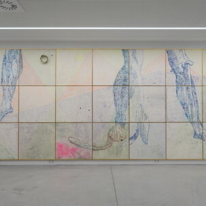 Anneliese Schrenk: … no more … kings, queens …  , 2024-25je 1m2 (21-teilig), 303x707cm, Leder/Ausstoßhaut auf Keilrahmen, Beine tätowiert + pigmentiert, Hintergrund tätowiert, aufgeraut, gebrannt, pigmentiert, künstliche Wimpern, Rubbeltattoo, Unika
