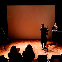 KLANG und KLAGE. Benefizkonzert f?r die UkraineInstitut f?r Slawistik in Kooperation mit KULTUMLAMENTATIONEN: Stimmperformancemit Hilde Kappes und Anna Petzer (Berlin)HERSTORY: Lesung mit Sofia Andruchowytsch (Kyjiw)ZHI ZHI NI NI: Audiovisuel