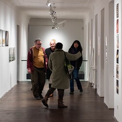 Im Bann (s)einer großen Erzählung: Josef Fink (1941–1999)Eröffnung im Minoritensaal, 28. Februar 2025Mit Johannes Rauchenberger, Elisabeth Koller (Kuratoren)Generalvika Erich Linhardt, Walter Prügger, Leiter des Ressorts 'Bildung, Kunst und Kultu