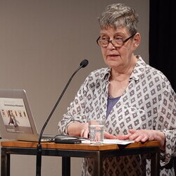                                 Ulrike Grossarth: Zwischenlandung auf Metaebenen. Reihe GOTT RAUM KUNST, Fachbereich Fundamentaltheologie (UProf. Martina B?r, Ren? Corvaia-Koch) in Kooperation mit KULTUM DIskurs