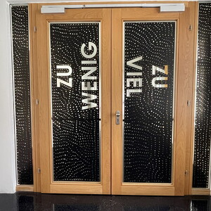 Wilhelm Scheruebl ZU WENIG ??ZU VIEL, 2023 Tusche auf Glas, Dimensionen variabel