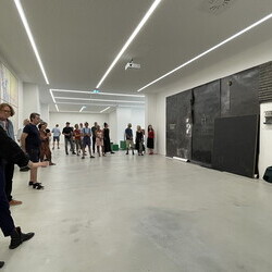Künstler*innengespräch: Anneliese Schrenk und Michael Kienzer im Gespräch mit Kurator Johannes Rauchenberger in der Ausstellung: 'Was tun Skulpturen ohne Aufsicht?', 8.8.2026, Spiegelgitterhaus Gleisdorf, Hochsommer.art