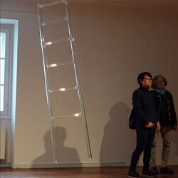 Lange Nacht der Kirchen, 23. Mai 2025: Kurator Johannes Rauchenberger führt durch die Ausstellung 'NUN MEHR – MEAN TIME' von Maaria Wirkkala