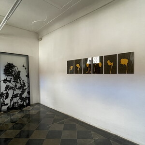 Wilhelm Scheruebl Schatten, 2013/2023  Schwarzlotmalerei auf Glas, sandgestrahlt 202x105 cm 