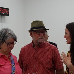                                 Er?ffnung der Sommer-Ausstellung im Spiegelgitterhaus Gleisdorf am 20. Juni 2025:  'round and round she goes  and where she stops nobody knows'Eine Ausstellung ?ber die ZEIT, kuratiert von zweintopf Mit Werken von M