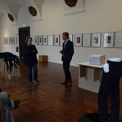 Führung mit Kurator Johannes Rauchenberger und Studierendenvertretungen der Theologiestudierenden aus Wien und Graz durch die Ausstellung 'Gott hat kein Museum' am Samstag, 22.11.2025