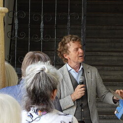                                 Führung von Kurator Johannes Rauchenberger durch die Ausstellung: 'Maaria Wirkkala: NUN MEHR – MEANTIME', 14. Mai 2025