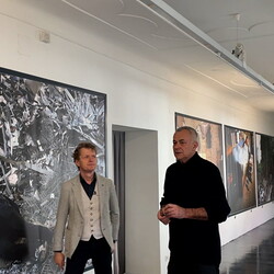 Zlatko Kopljar führte mit Kurator Johannes Rauchenberger durch die Ausstellung 'AUSLÖSCHUNG', 23.11.2024