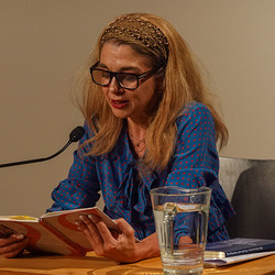 Doppelter Gast, am Fr., 24. April 2026 mit Ulrike Scheuermann, mit einer Einführung von Barbara Rauchenberger und einem Gespräch moderiert von Helwig Brunner