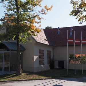 'Sonnentropfen am Bildzerriss der Welt. Rückschau und Jetztschau Durchtiefte Radierungen - gehöhte Bilder' von Alois Neuhold: Aufbau im Spiegelgitterhaus Gleisdorf