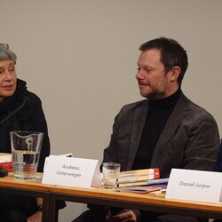 Nachwort der Dichter: Verse vom himmlischen Drucksatz | Poesie lesen von Oleg Jurjew am 26. November 2025 im[Cubus] mit Daniel Jurjew, Olga Marynova, Peter Waterhouse, Kathrin Schmidt und Richard Obermayr. Einf?hrung und Gespr?ch von Andreas Unterweg