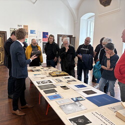 Kuratorenführung mit Kurator Johannes Rauchenberger durch die Ausstellung 'Im Bann (s)einer gro?en Erz?hlung: Josef Fink zum 25. Todestag' am letzten Ausstellungstag, 19. April 2025