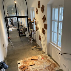 Aufbau der Ausstellung: Zenita Komad: NIE WIEDER KRIEG!KULTUM MUSEUM Graz, J?nner 2024Foto: KULTUM/Aufbauteam