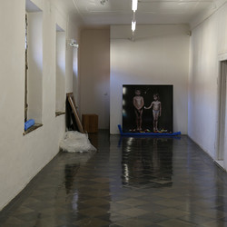 NINAVALE. Ausstellungsaufbau. 'Paradise is temporarily closed. God' KULTUM Graz, 24. Oktober 2020 bis 12. Dezember 2020. Foto: KULTUM/Andrea Hopper