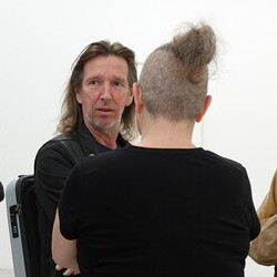 'Was tun Skulpturen ohne Aufsicht?' - Michael Kienzer und Anneliese Schrenk,KULTUMUSEUM im Spiegelgitterhaus Gleisdorf, 22. Mai 2026, Eröffnung: Kurator Johannes Rauchenberger