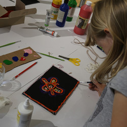 Paradieswerkstatt Malworkshop in der Ausstellung 'Innergärten und Trotzdemblüten' von Alois Neuhold Foto: KULTUM/Andrea Hopper