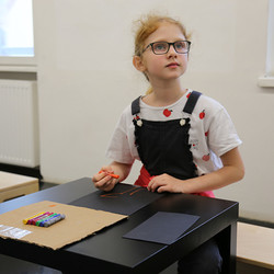 Paradieswerkstatt Malworkshop in der Ausstellung 'Innergärten und Trotzdemblüten' von Alois Neuhold Foto: KULTUM/Andrea Hopper