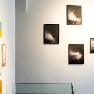 Caroline Heider, * 1978 in München (DE), lebt in Wien (AT), O.T. Oh, ein Phänomen! (Phänomen bei Alfred Stieglitz (clouds symph.)), 2010, Pigmentdruck auf Papier ge- und entfaltet, 50 x 40 cm, KULTUMUSEUM Graz, aus: „1+1+1=1   Trinität“ (2011)