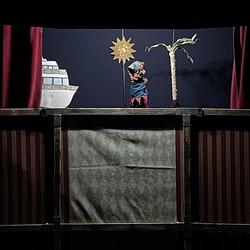 JUNGES PUBLIKUM_Bavastel Puppentheater Graz_Kasperl und das Krokodil. Foto: KULTUM/Hopper