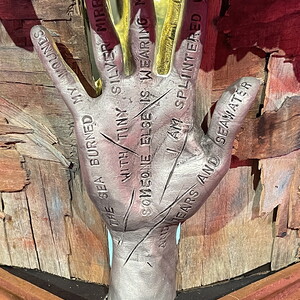 Henry Jesionka: Elégie, 2023, 2,4 m x 0,6 m x 0,6 mStahl, Holz, Aluminium, Messing, Spiegel, LED