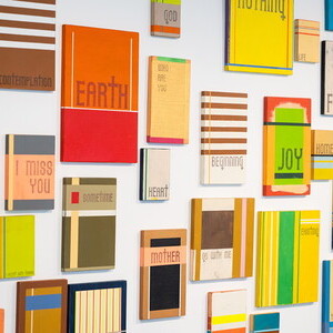 Heribert Friedl, * 1969 in Feldbach (AT), lebt in Wien (AT), 100 POEMS, 2021–2024, Acryl auf MDF-Platten, unterschiedliche Größen, KULTUMUSEUM Graz, aus: Heribert Friedl, 100 Poems (2023/24)