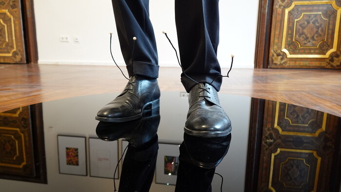 Zlatko Kopljar* 1962 in Zenica (YU), lebt in Zagreb (HR), Vinculum I+II, 1995, Beine einer Schaufensterpuppe, Hose, Schuhe, Perlen, Baumwolle, blaue Fl?ssigkeit, rundes schwarzes Glas | Text der Apokalypse in Blindenschrift, Kristalldorn KULTUMUS