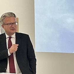 Eröffnung des Spiegelgitterhauses Gleisdorf (Sammlung Wolf) durch Bürgermeister Christoph Stark, Landeshauptmann Christopher Drexler und Diözesanbischof Wilhelm Krautwaschl.Laudatio: Walter Prügger,Einführung in die Ausstellung 'WENDEZEITEN/ZEITENW