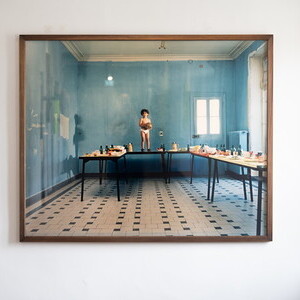 Bettina Rheims/Serge Bramly, *1952 in Neuilly-sur-Seine, lebt in Paris (FR) / * 1949 in Tunis, lebt in Paris (FR), La maison de Nazareth, avril 1997, Ville Evrard, 1997 (aus der Serie: „I.N.R.I.“), Fotografie, gerahmt: 129 x 158 cm, Edition numb