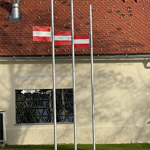 Hartmut SKERBISCH: 3 Fahnen am Rastplatz K.U.L.M., 2004 verschiedene Ma?e cm Alu-Fahnenstangen, Alu-Fahnen, Seilzug, LackfarbePermanent-Installation vor dem Spiegelgitterhaus Gleisdorf, 2024Foto: J. Rauchenberger