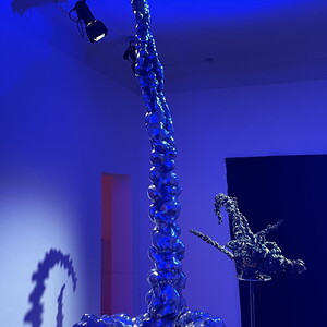 Henry Jesionka: vorne:: T= 0-73.191, 2023, Höhe: 2,5m, Gegossenes, poliertes Aluminium, hinten: T = +76.436, 2023, 0,8 m x 1,2 m, 0,8 m, patinierte und polierte Bronze, Foto: Jesionka