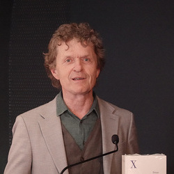 Lesung am 8. Mai 2026 mit Peter Waterhouse aus seinem neuen Werk Z Ypsilon X, mit einleitenden Worten von Johannes Rauchenberger und Edith Draxl. Gespräch und Moderation Paul Jandl.