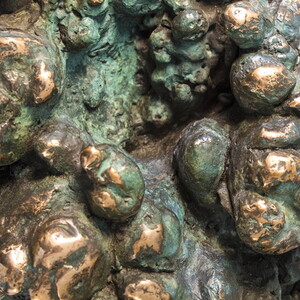 Henry Jesionka: T = +76.436, 2023, 0,8 m x 1,2 m, 0,8 m, patinierte und polierte Bronze, Foto: Jesionka