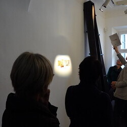 Lange Nacht der Kirchen, 23. Mai 2025: Kurator Johannes Rauchenberger führt durch die Ausstellung 'NUN MEHR – MEAN TIME' von Maaria Wirkkala