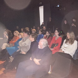 KLANG und KLAGE. Benefizkonzert f?r die UkraineInstitut f?r Slawistik in Kooperation mit KULTUMLAMENTATIONEN: Stimmperformancemit Hilde Kappes und Anna Petzer (Berlin)HERSTORY: Lesung mit Sofia Andruchowytsch (Kyjiw)ZHI ZHI NI NI: Audiovisuel