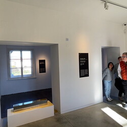 Zlatko Kopljar führte mit Kurator Johannes Rauchenberger durch die Ausstellung 'AUSLÖSCHUNG', 23.11.2024