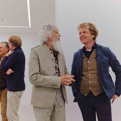 Alois Neuhold: Sonnentropfen am Zerrissbild der Welt. Ausstellungseröffnung KULTUMUSEUM im Spiegelgitterhaus Gleisdorf, 16. Oktober 2026 durch Kurator Johannes Rauchenberger