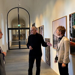 Zlatko Kopljar führte mit Kurator Johannes Rauchenberger durch die Ausstellung 'AUSLÖSCHUNG', 23.11.2024